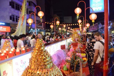 今年的天公诞神桌全长150尺,贡品在上桌后可见香火鼎盛,照亮了年初八的夜晚。