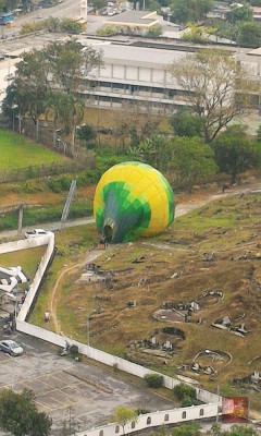 另一个黄绿色热气球降落在天德园邱公司墓地后,其团队就收拾热气球,并把它载回马球场。