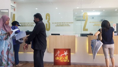 旧关仔角市政厅一站式中心固本售卖处,今早一切如常,并没有引起购买新停车固本热潮。