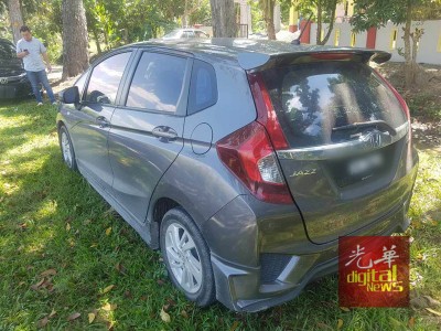 被抢走的灰色本田Jazz轿车,在吉北日得拉双溪古洛路旁被发现时车子引擎仍启动着。