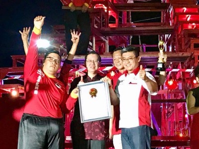 大马纪录大全运营总监黄枫伟(右)颁发荣誉证书予冯家俊师傅(左),林冠英及工委会主席杨筌贵见证。