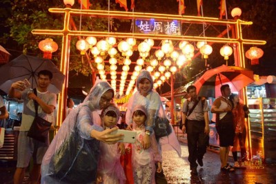 人潮于晚上9时许雨停后开始涌入姓氏桥等待拜祭天公。