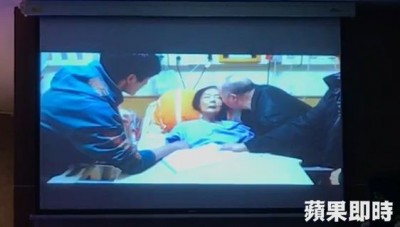 吴克群爸妈完成结婚仪式。