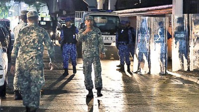 马尔代夫军方在路上巡逻。