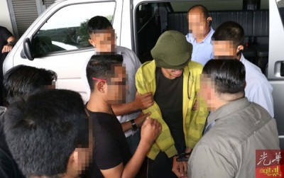 新加坡当局拘捕的疑犯(戴帽者)被移送我国。