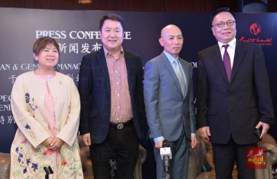博纳影业集团董事长兼总裁于冬(左二)率领《红海行动》监制梁凤英、导演林超贤及博悦汇影城董事长王一出席云顶云天大道博悦汇影城开幕礼,并为《红海行动》宣传造势。