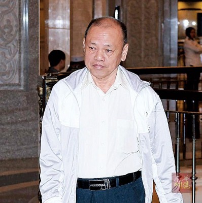 被告刘志华独自上法庭。