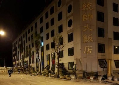 统帅大饭店整座下陷。