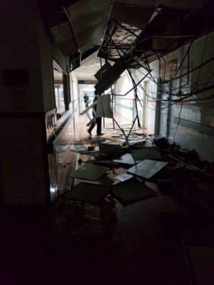 国军花莲附属医院内部天花板塌下。