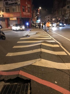 路面被震至裂开。