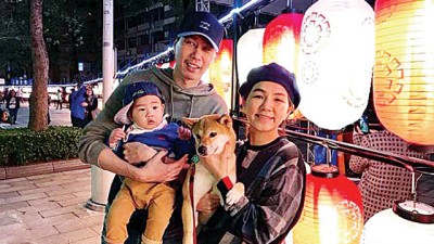 Ella(右)带着爱犬布丁和丈夫、男并逛灯会。