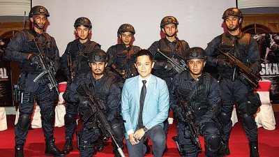 《PASKAL》导演郑建国以及第一演员,(后排左起)Theebaan G、许亮宇、Gambit Saifullah、Hafizul Kamal、Ammar Alfian、(前排左起)Hairul Azreen、郑建国、Taufiq Hanafi。