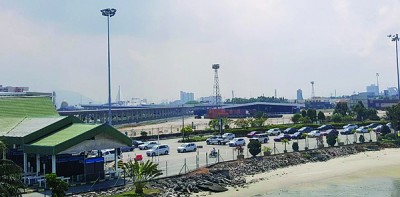 大桥严重堵塞,不少车辆转用渡轮服务。