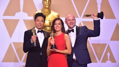 日本特效化妆师辻一弘(左)和搭档获颁奥斯卡最佳妆发设计。