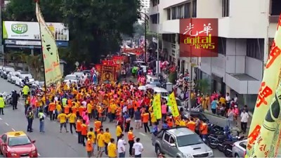 善男信女不怕风雨,共同高喊 “盛啊!”、“犯啊!”,共同尾随在军事中,望行宫前进。
