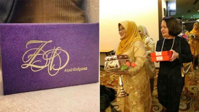 礼盒上写著“#zairilxdyana”字样,再以Z和D设计成交织图案。女方代表将礼品送入会场。