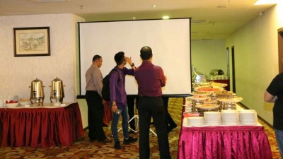 婚宴会场以大荧屏阻挡,各报摄记无法拍摄到内里的情况。