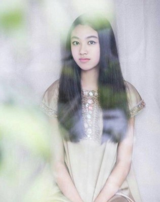 Ella初登模特儿界,彼此片中的她“仙气逼人”。
