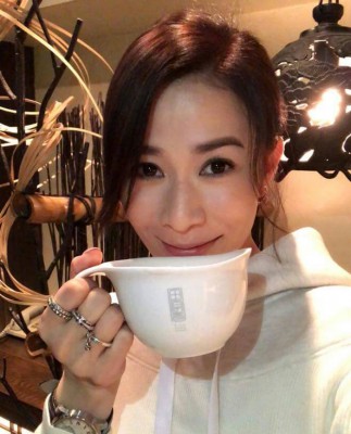 当这之前佘诗曼还会以协调之脸面书平台分享美容保养心得。