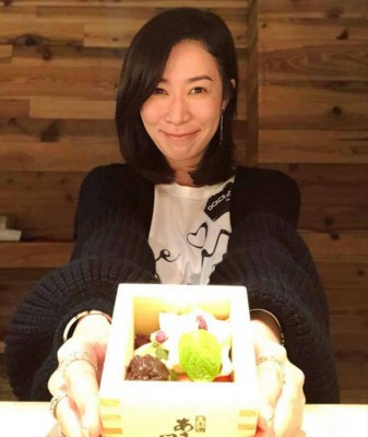 当这之前佘诗曼还会以协调之脸面书平台分享美容保养心得。