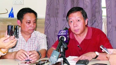 邹忠霖(右)强调,会尽力争取古乃光留守亚罗牙也国席。旁为斯里巴央支会主席李耀雄。
