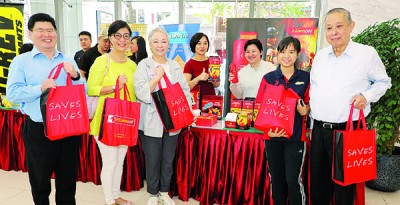 参与者将获得礼袋一份。左起为蔡少杰、永乐多斯、陈秋霞、锺惠严和陈怀安。