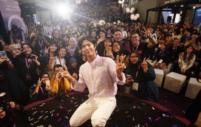 朴宝剑全程亮相30分钟,活动结束前更与现场粉丝来张大合照。