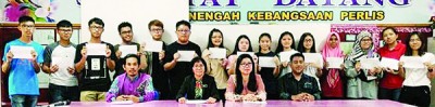玻璃市中学考获4A以上的学生与校长江丽丽(前右2)及教师合影。