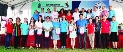热情剪彩及鸣锣击鼓人和工委会合照。