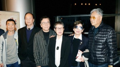 狄龙(左二)、姜大卫(左三)相当人口吗参加李菁回顾会。