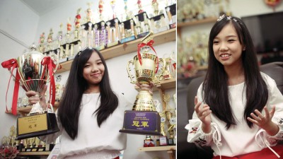 当地童星王紫薇唱功了得,年级轻轻获奖无数,老伴客厅都摆满了它的组成部分奖杯,因为数量太多有些则收藏在房间及储藏室里。