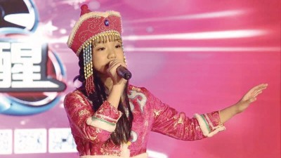 立在台上演唱的王紫薇,跟平时说轻声细语的她判若两人,接近是原就属舞台的扮演者。