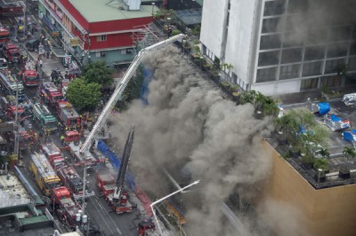 多部消防车参与救火。(法新社照片)