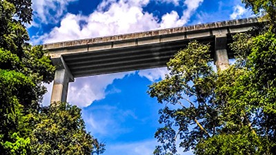 从60公尺高的高架天桥往下跳,完成“荡秋千”的动作,你有胆量吗?