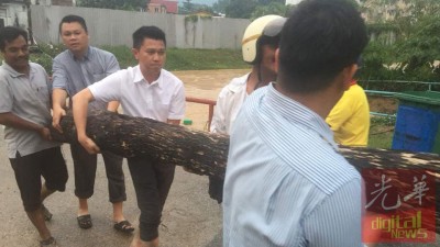 当马华芙蓉国会候选人,张盛闻(受)接报后就交场施援。