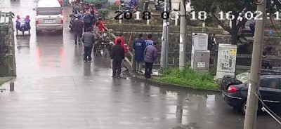 丁长明本来想救少年,说到底自己也跌入河中。