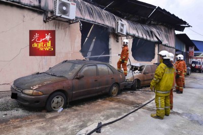 停放在仓库旁的轿车,也受到大火波及。