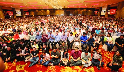 “霹雳马华与华社团结势更强大集会”8000人到场,座无虚席,有些更是席地而坐聆听领袖们的演说。