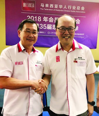蔡金星(右)正式卸下行总总会长职,并交棒给林金宋。