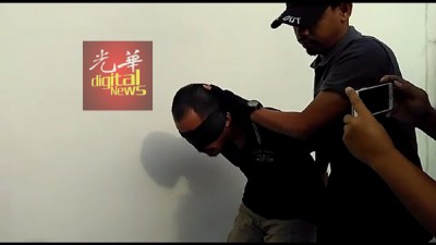 3名“伊斯兰国”恐怖分子今早被带往新山法庭面控,他们步出警车前先被蒙上双眼。
