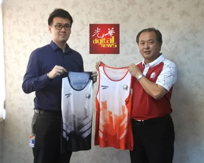罗兴强出示男赛服(橙色,尺码M),李佑兴出示女赛服(黑色,尺码M)。