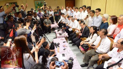 休庭后,行动党领袖随即在槟州大会堂召开记者会,大批媒体涌入会议室,场面壮观。