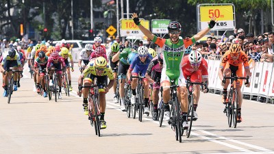 歌颂迪尼首先以赛会终点站冲线,抱个人第24所环浮分站冠军。