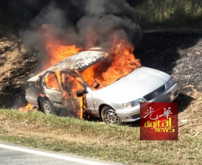 汽车在大道上发生爆炸后,起火燃烧。