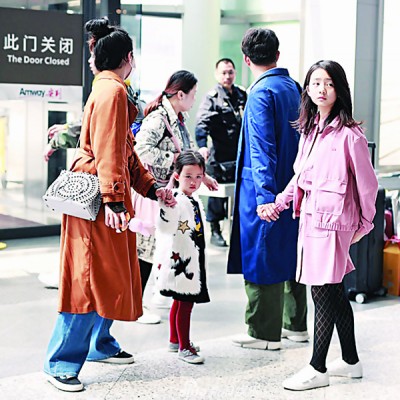 黄磊一家四口现身上海机场。