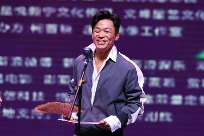 王宝强亲自领“最烂”导演奖,并为自己的不足向观众道歉。