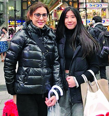 15岁大女和李婉华一样高。