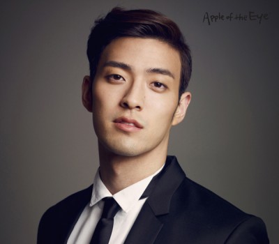 James是“Royal Pirates”的贝斯手,在首尔被中餐厅的门压伤左手,因组织坏死一度面临截肢。