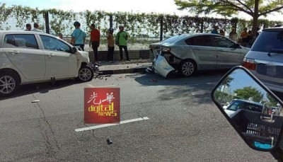 停在路旁的轿车无辜遭殃。