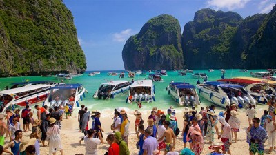 每日平均有200只船舶与4000何谓游客到访玛雅湾,造成当地海洋生态环境进一步糟糕。